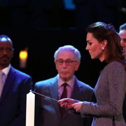 Kate Middleton enciende una vela en el homenaje por el Día del Holocausto en Westminster