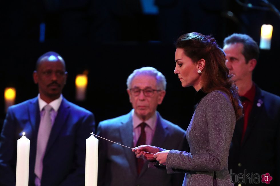 Kate Middleton enciende una vela en el homenaje por el Día del Holocausto en Westminster