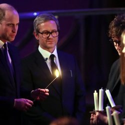 El Príncipe Guillermo enciende una vela en el homenaje por el Día del Holocausto en Westminster