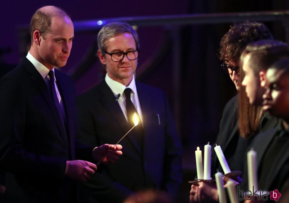 El Príncipe Guillermo enciende una vela en el homenaje por el Día del Holocausto en Westminster