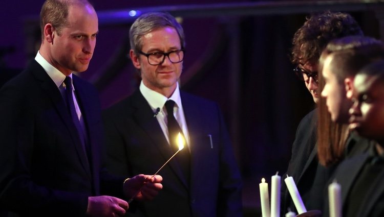 El Príncipe Guillermo enciende una vela en el homenaje por el Día del Holocausto en Westminster