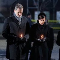 Los Reyes Felipe y Letizia depositan velas en el 75 aniversario de la liberación de Auschwitz-Birkenau