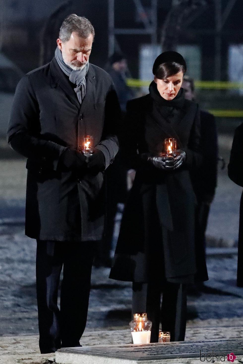 Los Reyes Felipe y Letizia depositan velas en el 75 aniversario de la liberación de Auschwitz-Birkenau