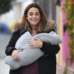 Toñi Moreno, muy feliz con su hija Lola en brazos