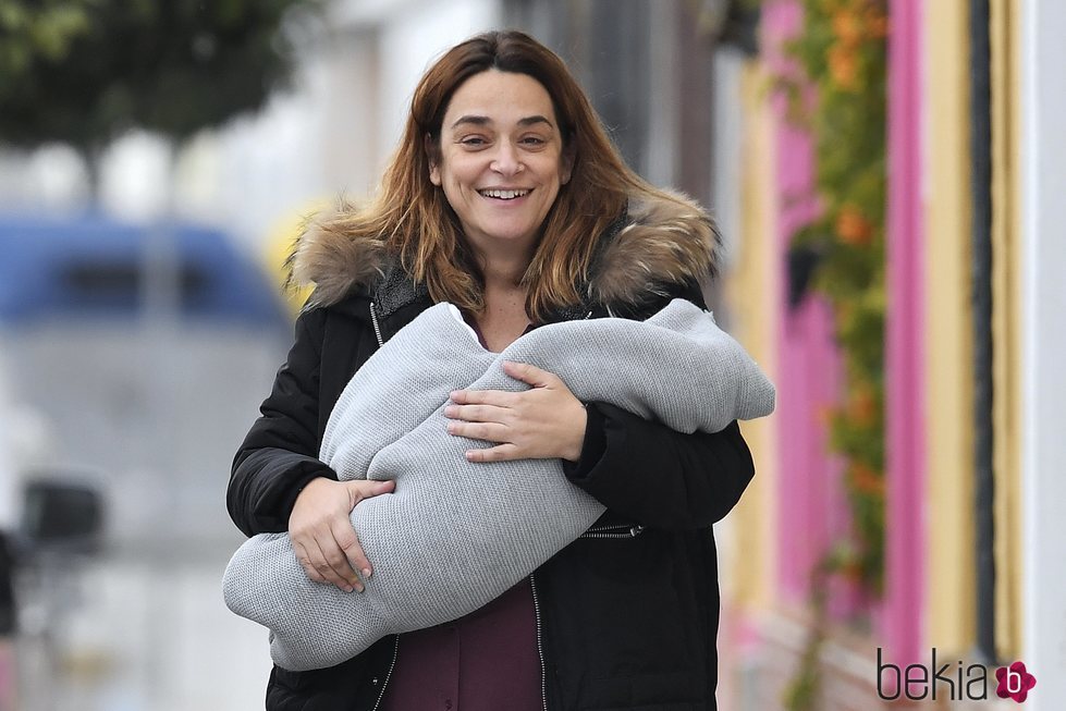 Toñi Moreno, muy feliz con su hija Lola en brazos