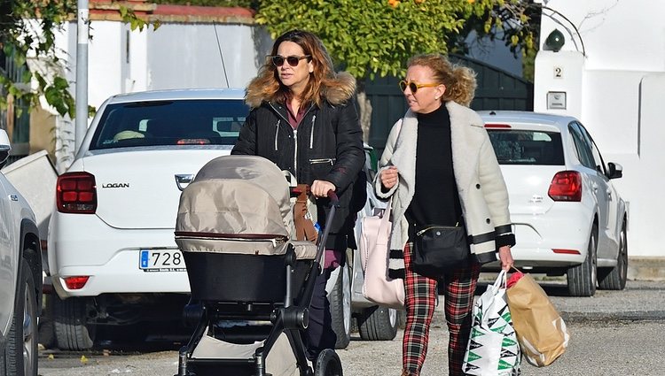 Toñi Moreno paseando a su hija Lola con una amiga