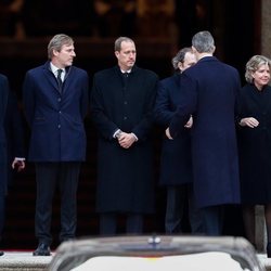Los Reyes Felipe y Letizia saludan a los hijos de la Infanta Pilar en su funeral en El Escorial