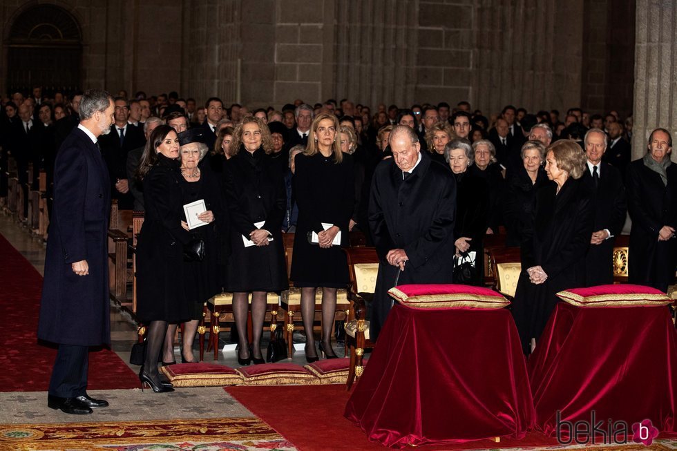 Los Reyes Felipe y Letizia, las Infantas Elena y Cristina, Beatriz de Holanda y los Reyes Juan Carlos y Sofía en  el funeral de la Infanta Pilar