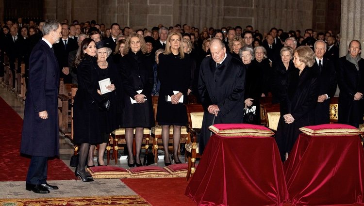 Los Reyes Felipe y Letizia, las Infantas Elena y Cristina, Beatriz de Holanda y los Reyes Juan Carlos y Sofía en  el funeral de la Infanta Pilar
