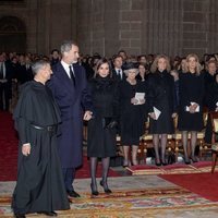 Los Reyes Felipe y Letizia entran al funeral de la Infanta Pilar ante la mirada de las Infantas Cristina y Elena en El Escorial