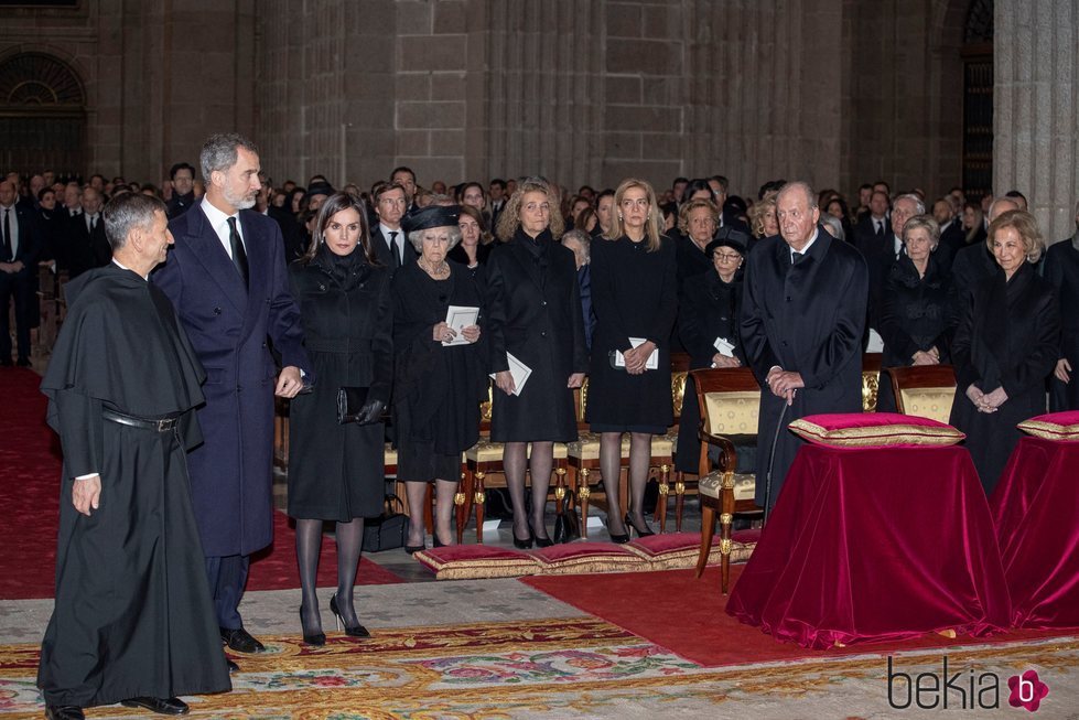Los Reyes Felipe y Letizia entran al funeral de la Infanta Pilar ante la mirada de las Infantas Cristina y Elena en El Escorial