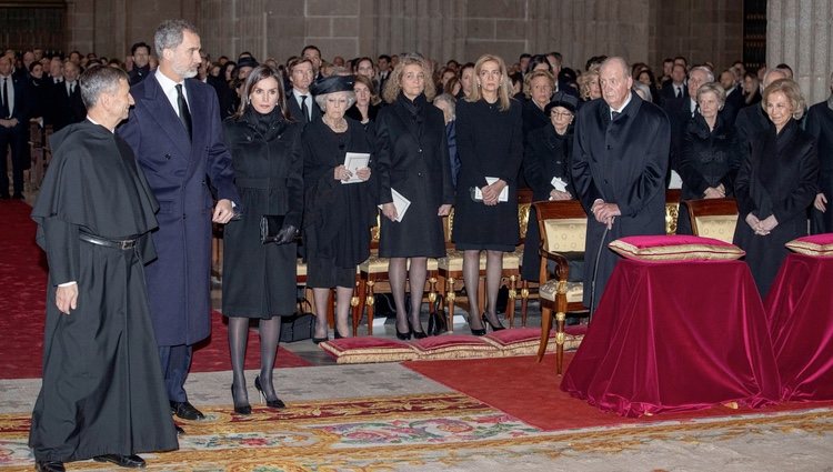 Los Reyes Felipe y Letizia entran al funeral de la Infanta Pilar ante la mirada de las Infantas Cristina y Elena