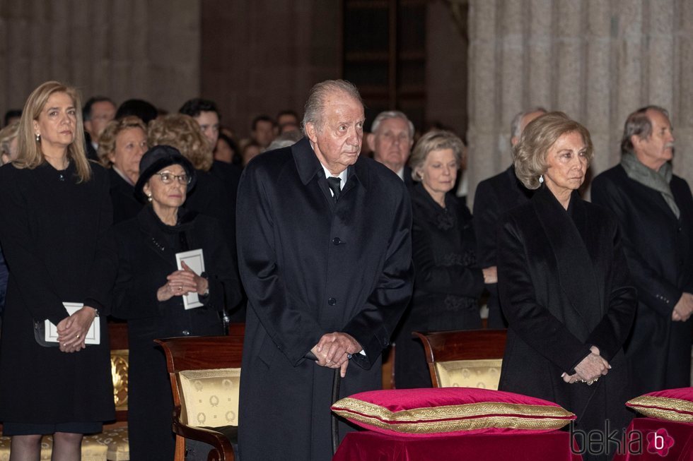 La Infanta Cristina, el Rey Juan Carlos y la Reina Sofía en el funeral de la Infanta Pilar en el Escorial