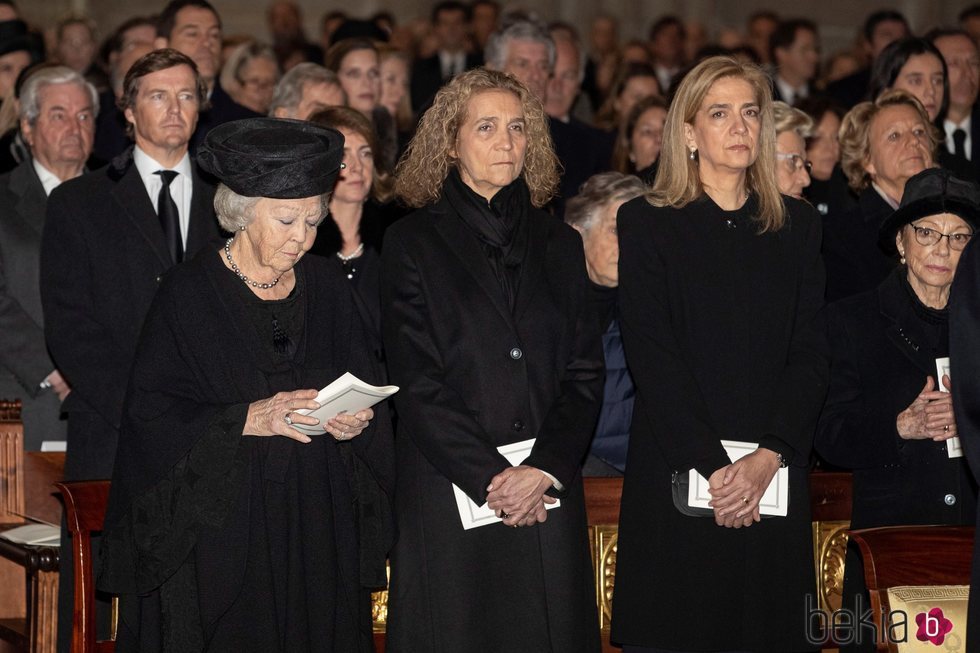 Beatriz de Holanda, la Infanta Elena y la Infanta Cristina en el funeral de la Infanta Pilar en El Escorial