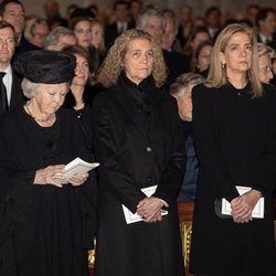 Beatriz de Holanda, la Infanta Elena y la Infanta Cristina en el funeral de la Infanta Pilar en El Escorial