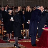 El Rey Felipe saludando al Rey Juan Carlos en el funeral de la Infanta Pilar en El Escorial