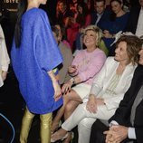 Terelu Campos y María Teresa Campos miran con admiración a Alejandra Rubio tras desfilar para Ágatha Ruiz de la Prada