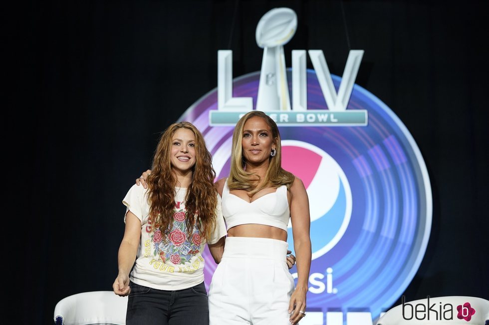 Shakira y Jennifer Lopez presentando su actuación de la Super Bowl 2020