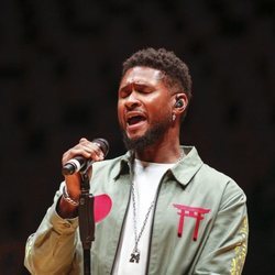 Usher actuando en el homenaje a Kobe Bryant en el Staples Center de Los Ángeles