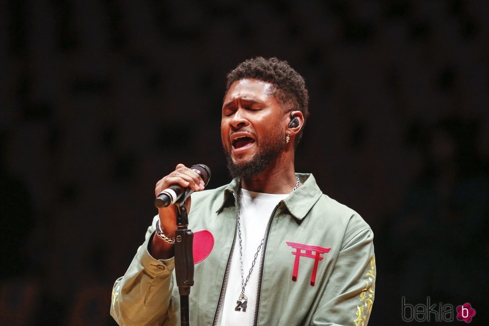 Usher actuando en el homenaje a Kobe Bryant en el Staples Center de Los Ángeles