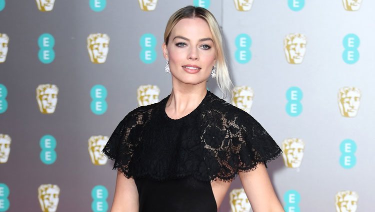 Margot Robbie en la alfombra roja de los Premios BAFTA 2020