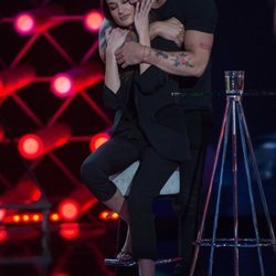 Diego Matamoros abraza a Estela Grande en la Gala 4 de 'El tiempo del descuento'