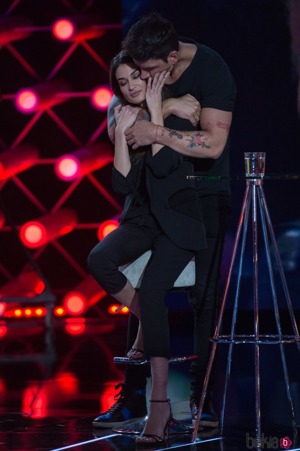 Diego Matamoros abraza a Estela Grande en la Gala 4 de 'El tiempo del descuento'