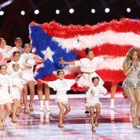Jennifer Lopez con su hije Emme durante su actuación en la Super Bowl 2020