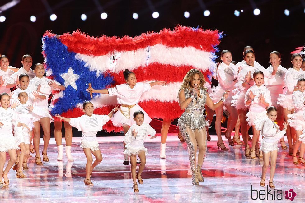 Jennifer Lopez con su hije Emme durante su actuación en la Super Bowl 2020