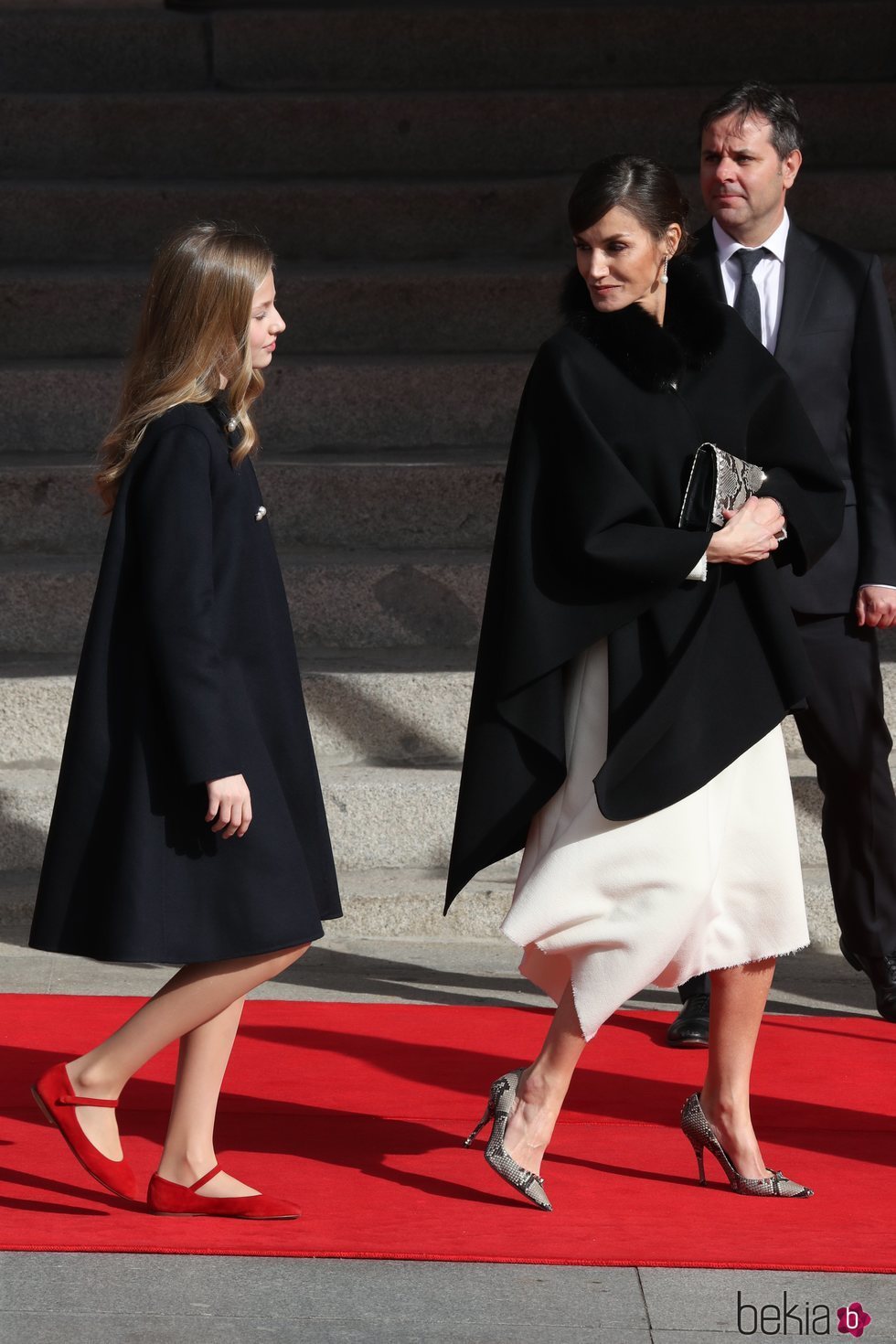 La Reina Letizia habla con la Princesa Leonor llegando a la Apertura de la XIV Legislatura