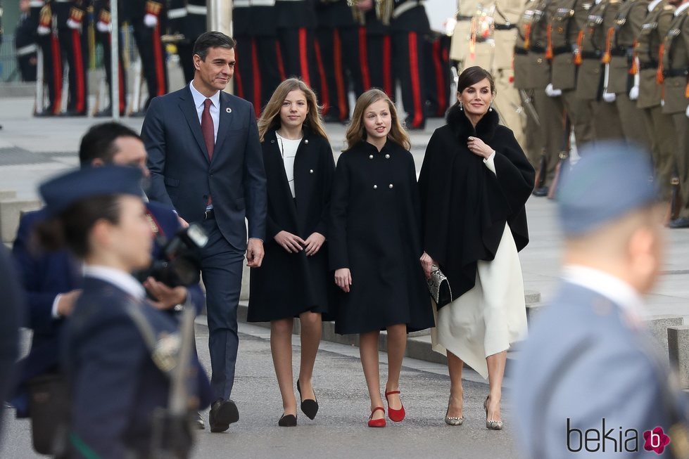Pedro Sánchez, la Princesa Leonor, la Infanta Sofía y la Reina Letizia llegando a la Apertura de la XIV Legislatura