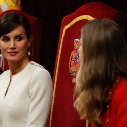 La Reina Letizia mira a su hija, la Princesa Leonor, en la Apertura de la XIV Legislatura