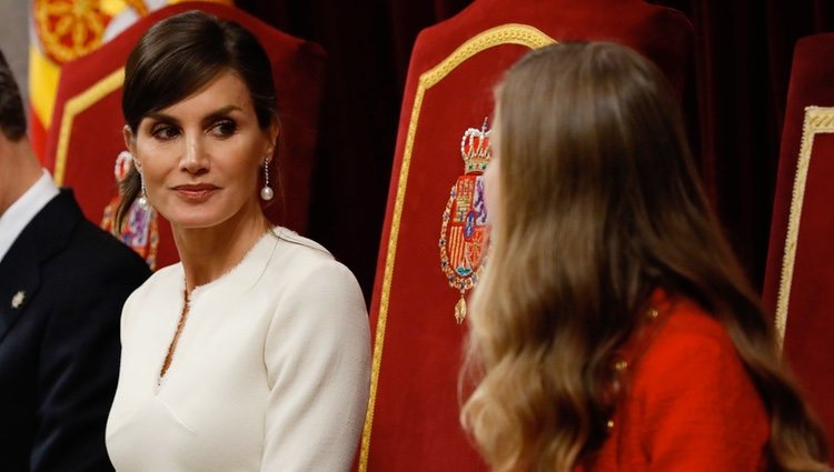 La Reina Letizia mira a su hija, la Princesa Leonor, en la Apertura de la XIV Legislatura