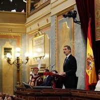 El Rey Felipe da un discurso y la Reina Letizia, Leonor y Sofía atienden en la Apertura de la XIV Legislatura