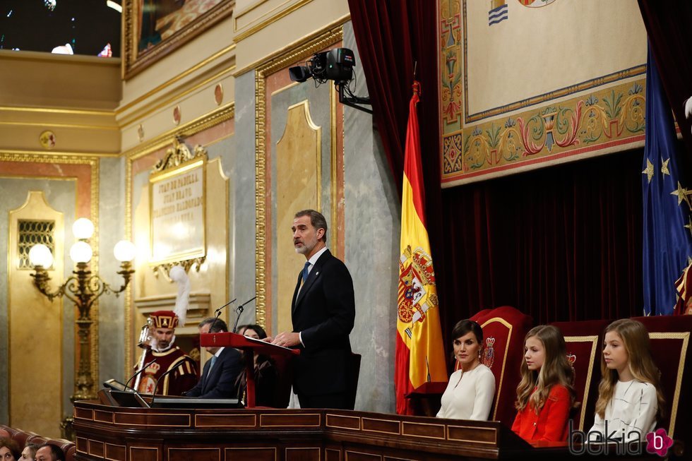 El Rey Felipe da un discurso y la Reina Letizia, Leonor y Sofía atienden en la Apertura de la XIV Legislatura