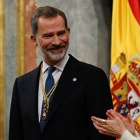 El Rey Felipe mira sonriente a la Reina Letizia en la Apertura de la XIV Legislatura