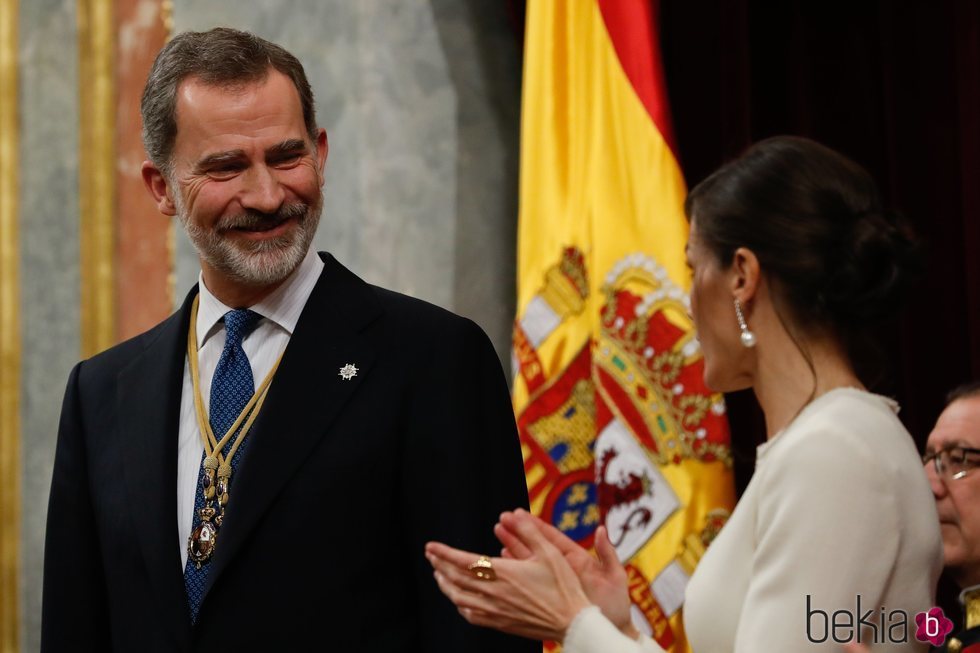 El Rey Felipe mira sonriente a la Reina Letizia en la Apertura de la XIV Legislatura