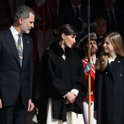 Los Reyes Felipe y Letizia hablando con la Infanta Sofía en la Apertura de la XIV Legislatura