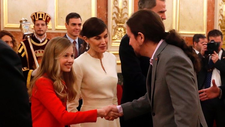 Pablo Iglesias saludando a la Princesa Leonor en la Apertura de la XIV Legislatura