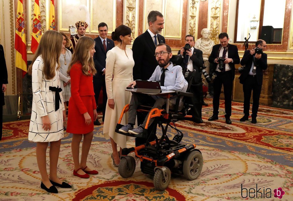 Pablo Echenique con los Reyes Felipe y Letizia, la Princesa Leonor y la Infanta Sofía en el besamanos de la Apertura de la XIV Legislatura