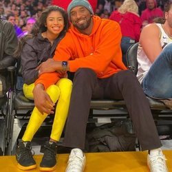 Kobe Bryant y su hija Gigi en un partido de baloncesto