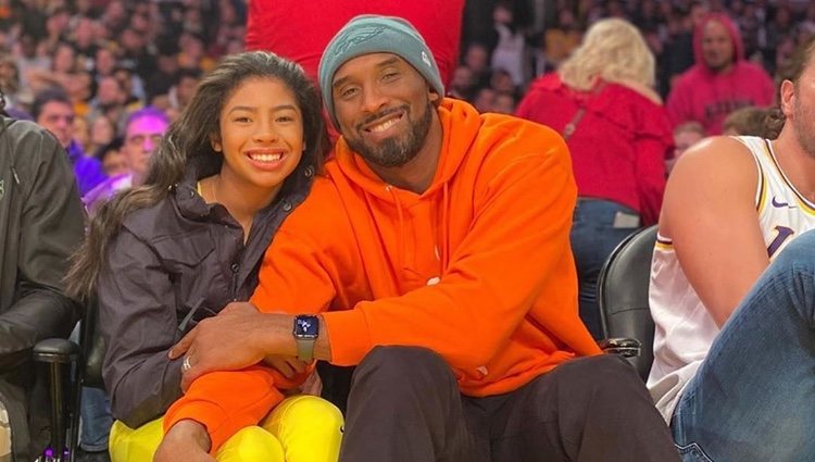 Kobe Bryant y su hija Gigi en un partido de baloncesto