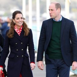 Los Duques de Cambridge durante una visita al puerto de Gales