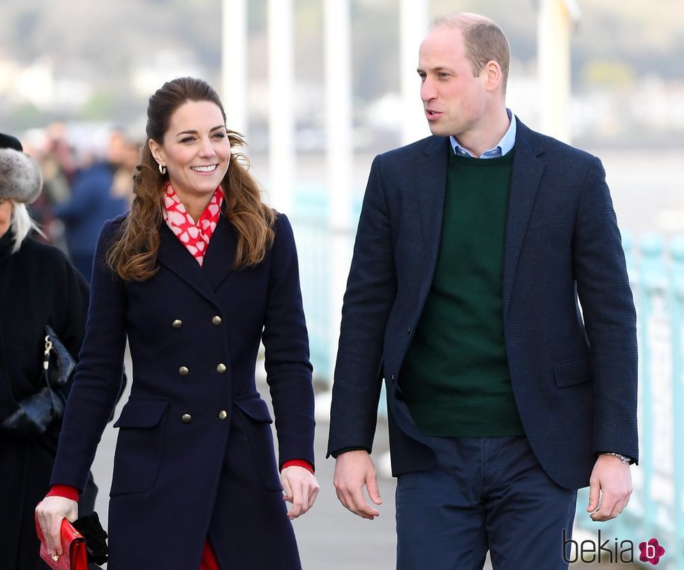 Los Duques de Cambridge durante una visita al puerto de Gales
