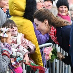 Kate Middleton respondiendo a las preguntas de una niña durante una visita a Gales