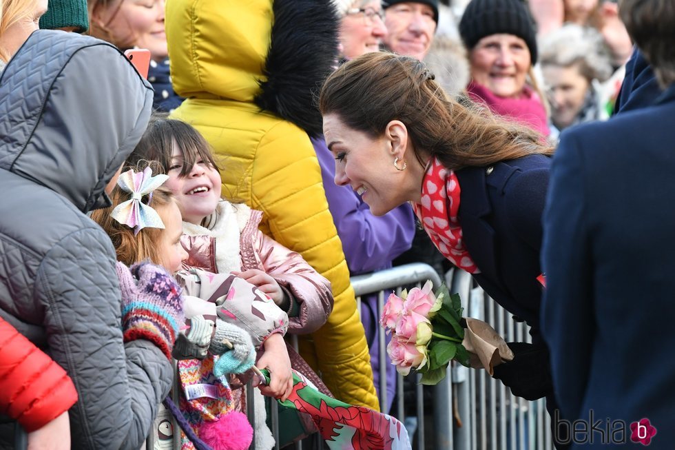 Kate Middleton respondiendo a las preguntas de una niña durante una visita a Gales