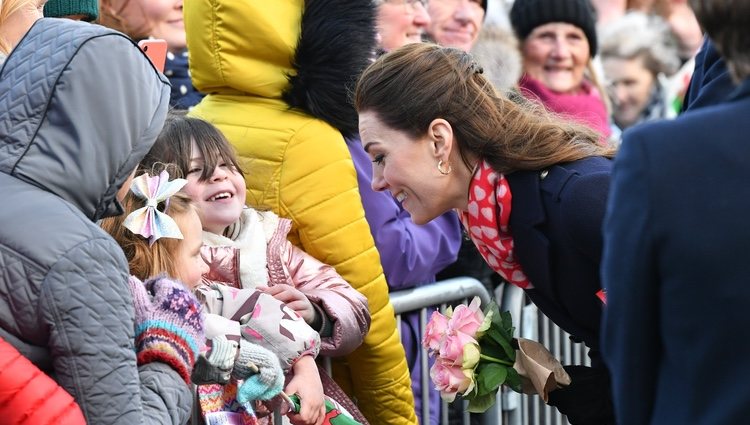 Kate Middleton respondiendo a las preguntas de una niña durante una visita a Gales