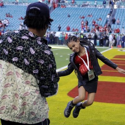 Jay Z haciendo una foto a su hija Blue Ivy Carter en la Super Bowl 2020