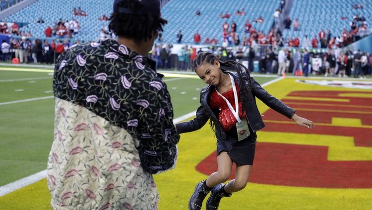 Jay Z haciendo una foto a su hija Blue Ivy Carter en la Super Bowl 2020