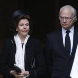 Los Reyes Silvia y Carlos Gustavo de Suecia en el funeral de Dagmar von Arbin